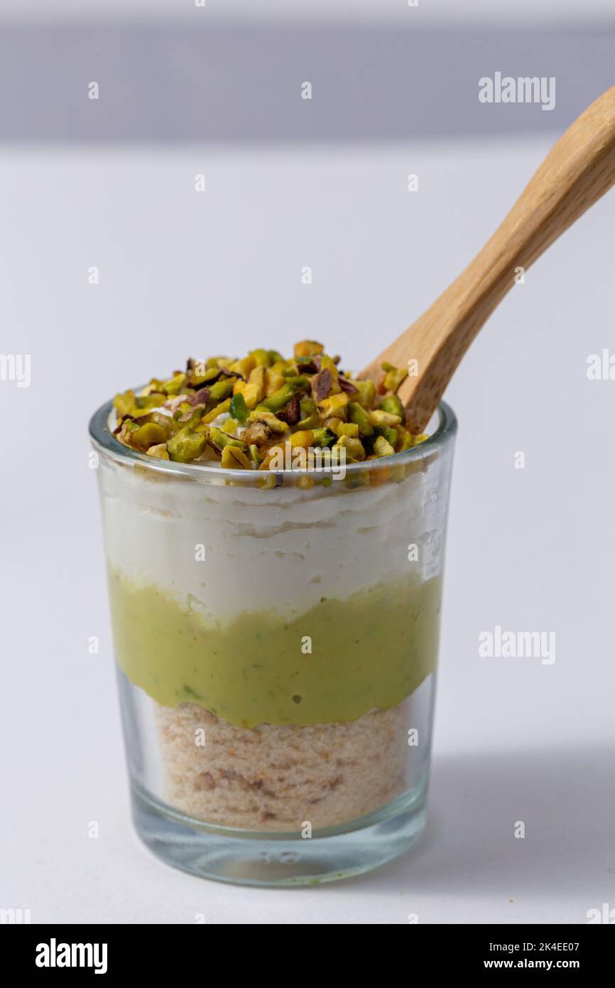 Set decorato di Finger food, tartine con pesce Foto Stock