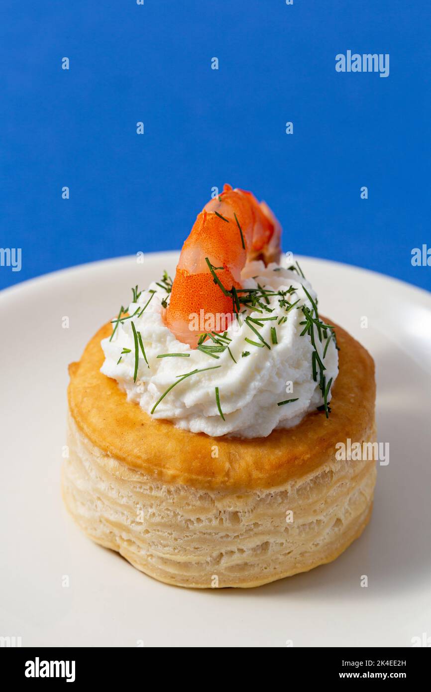 vol au vent con pesce su sfondo blu Foto Stock