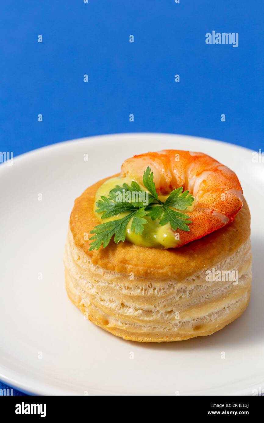 vol au vent con pesce su sfondo blu Foto Stock