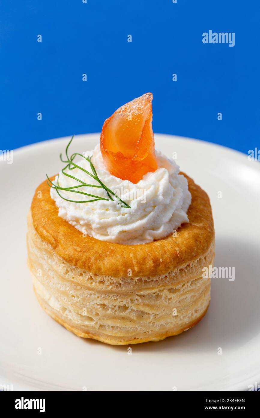 vol au vent con pesce su sfondo blu Foto Stock