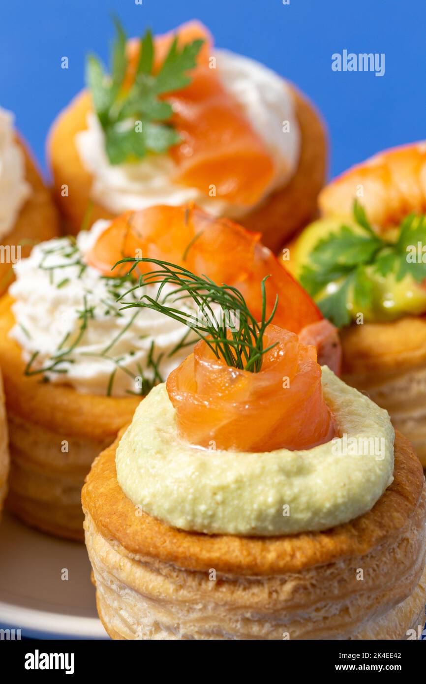 set di vol au vent su sfondo blu Foto Stock