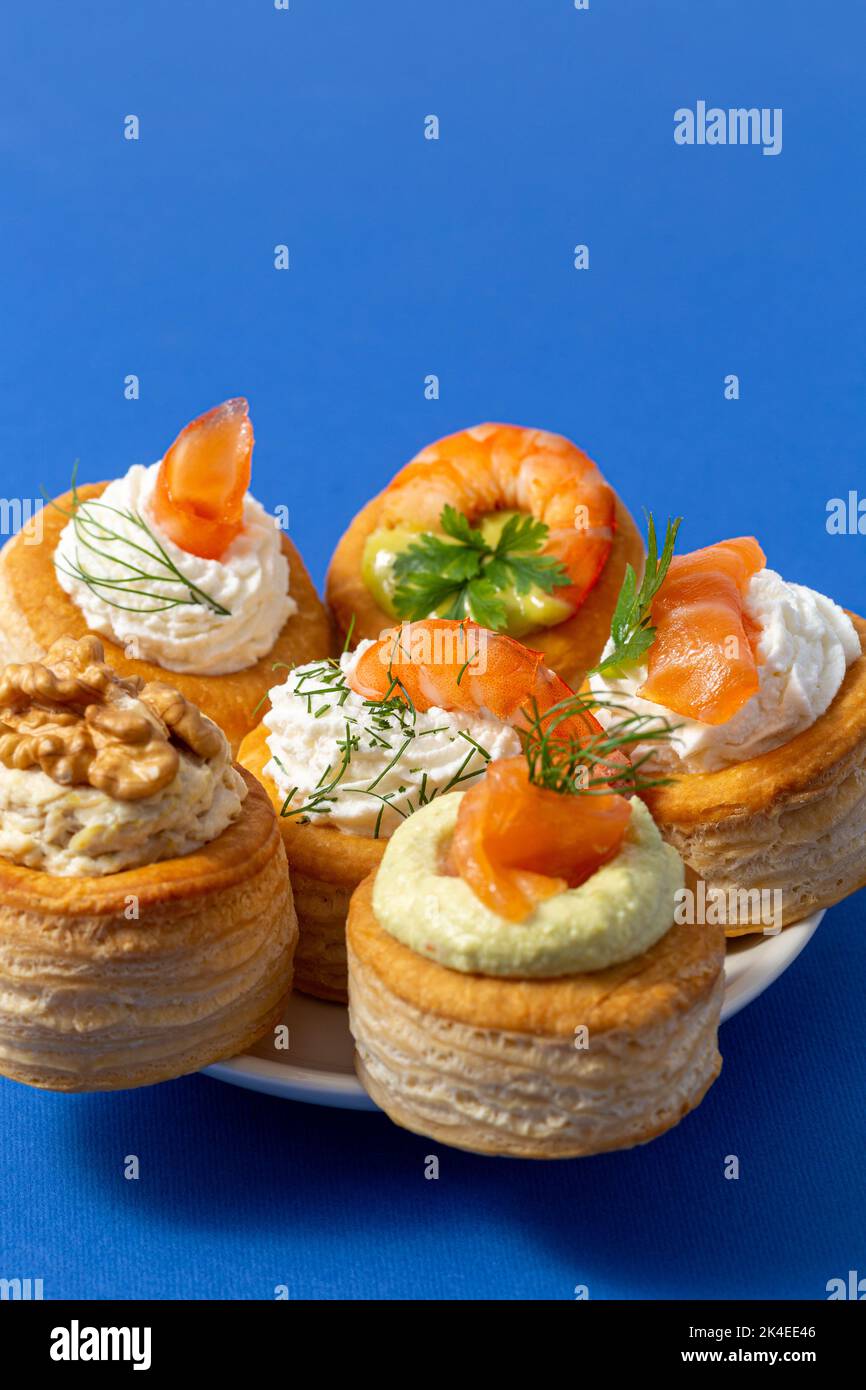 set di vol au vent su sfondo blu Foto Stock