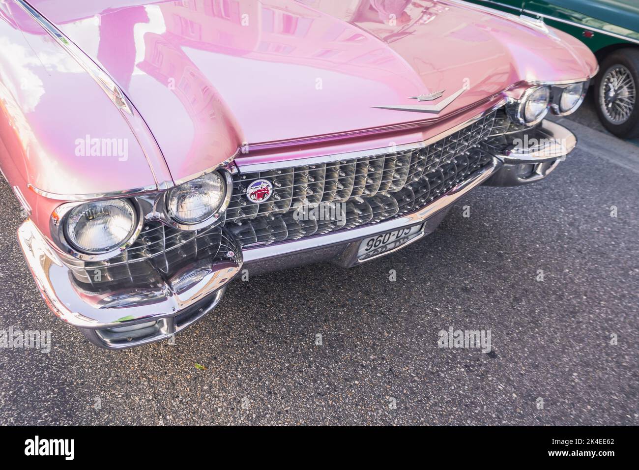Loriol sur Drome, Francia - 17 settembre, 2022: Davanti alla Cadillac rosa Vintage Coupe Deville 1962 Serie 62 in strada. Mostra auto classica i Foto Stock