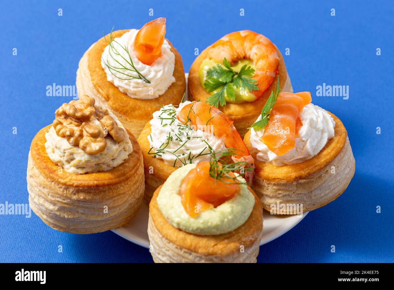 set di vol au vent su sfondo blu Foto Stock