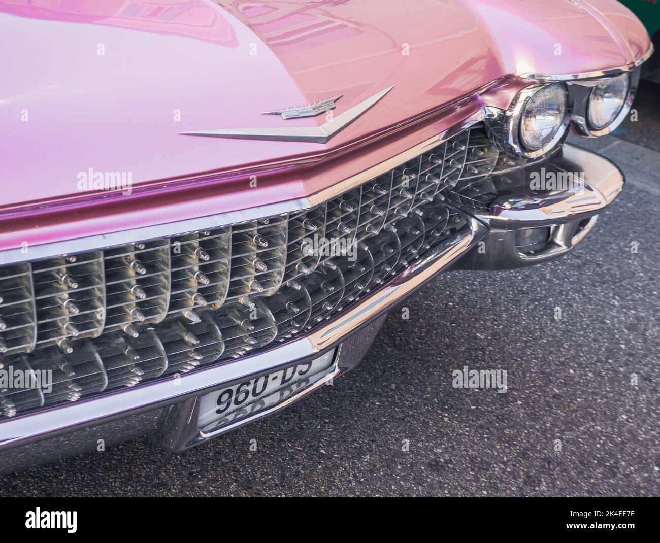 Loriol sur Drome, Francia - 17 settembre, 2022: Davanti alla Cadillac rosa Vintage Coupe Deville 1962 Serie 62 in strada. Mostra auto classica i Foto Stock