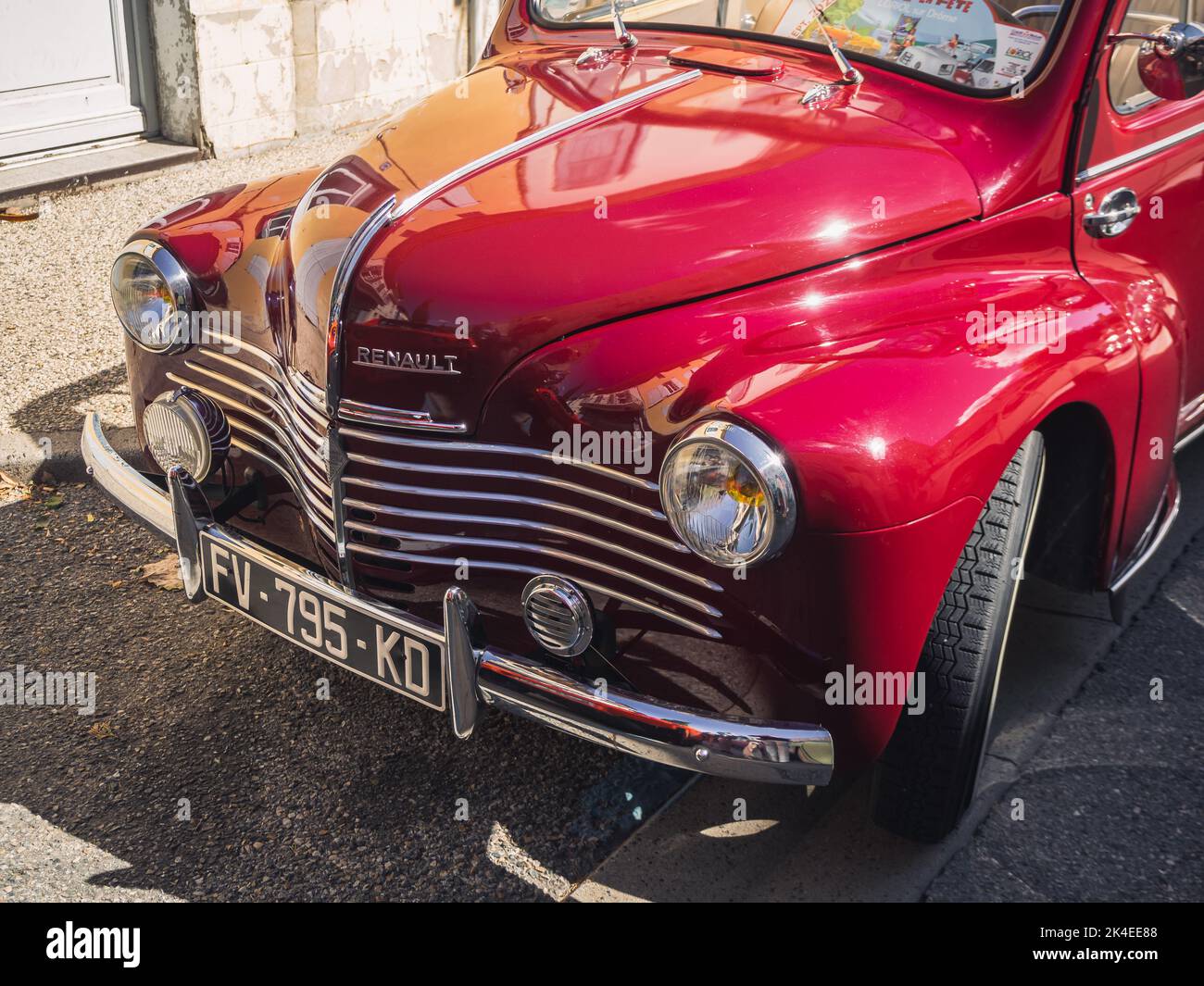 Loriol sur Drome, Francia - 17 settembre, 2022: Vintage rosso cabriolet Renault 4 CV, sulla strada. Mostra d'auto classica a Loriol sur Drome, Francia. Foto Stock