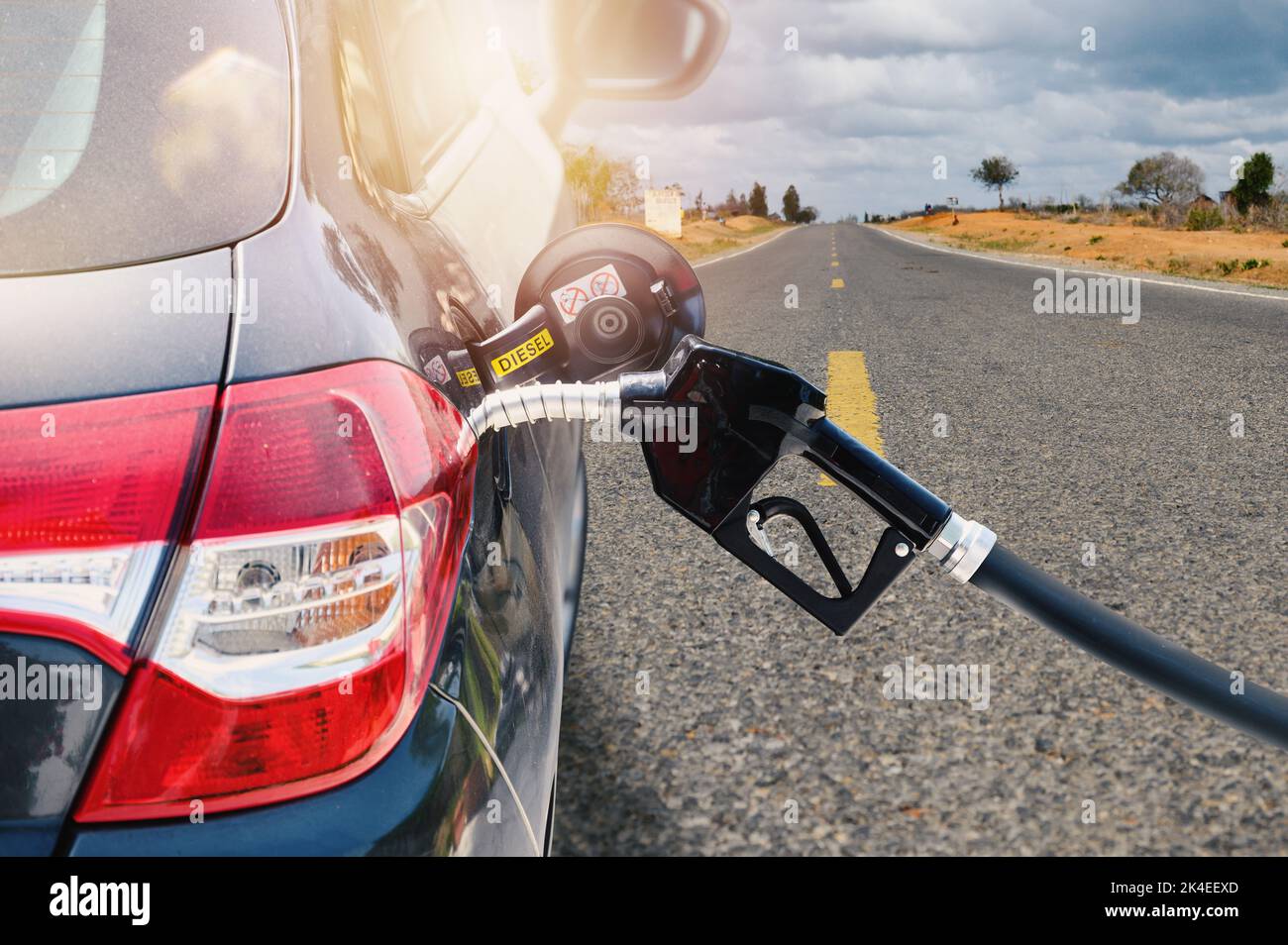 Pompa carburante riempire un serbatoio di un'auto in una stazione Foto Stock