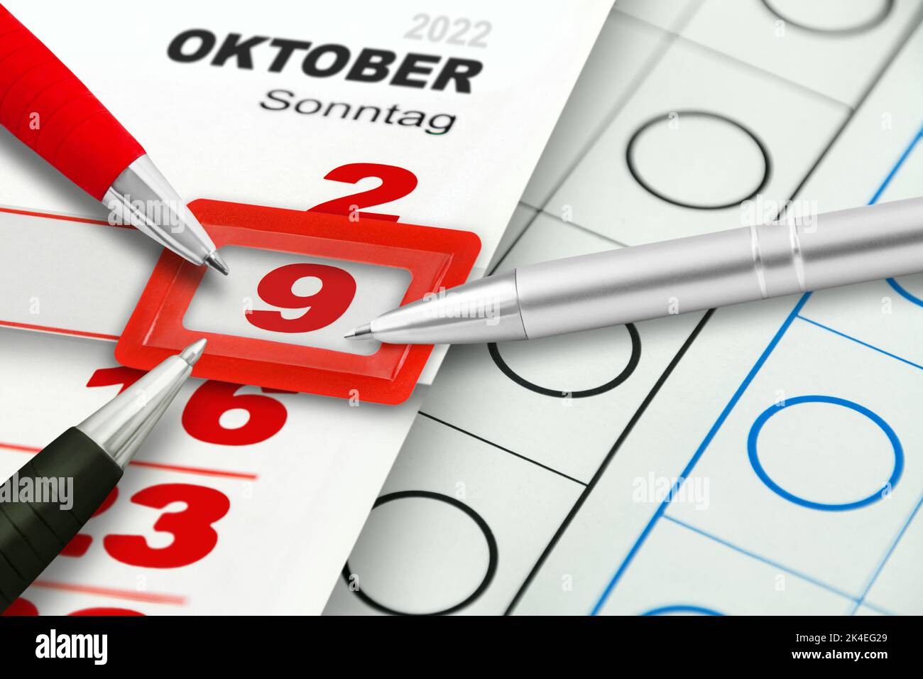 Calendario tedesco 2022 ottobre 9 Domenica con matite rosso nero Foto Stock