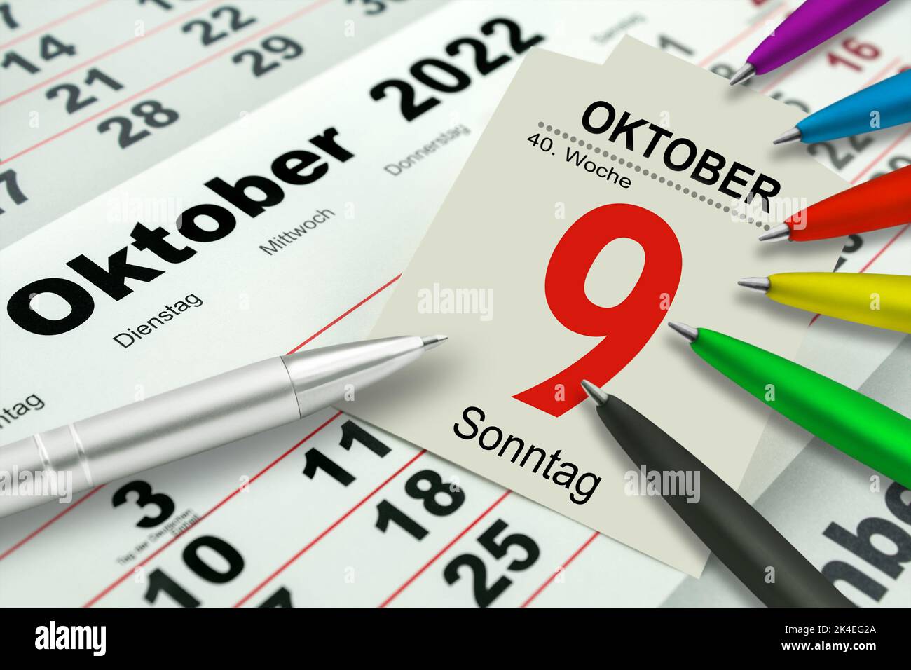 Calendario tedesco 2022 ottobre 9 Domenica settimana 40 e giorni feriali con matite Foto Stock