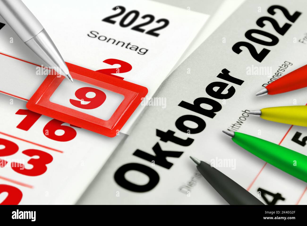 Calendario tedesco 2022 ottobre 9 Domenica con matite Foto Stock