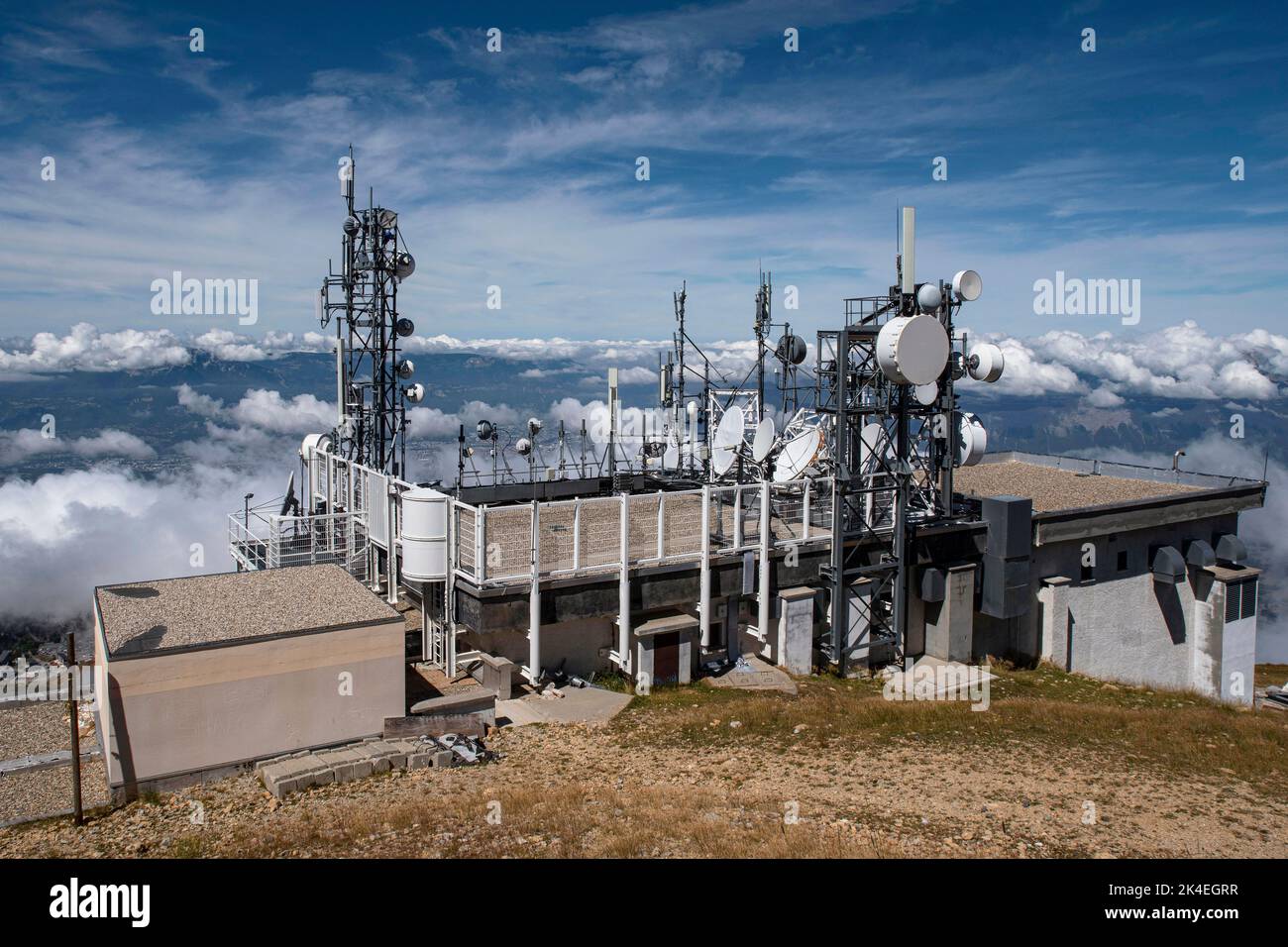 Gruppo di stazioni base sulla cima di una montagna nelle Alpi in Francia Foto Stock