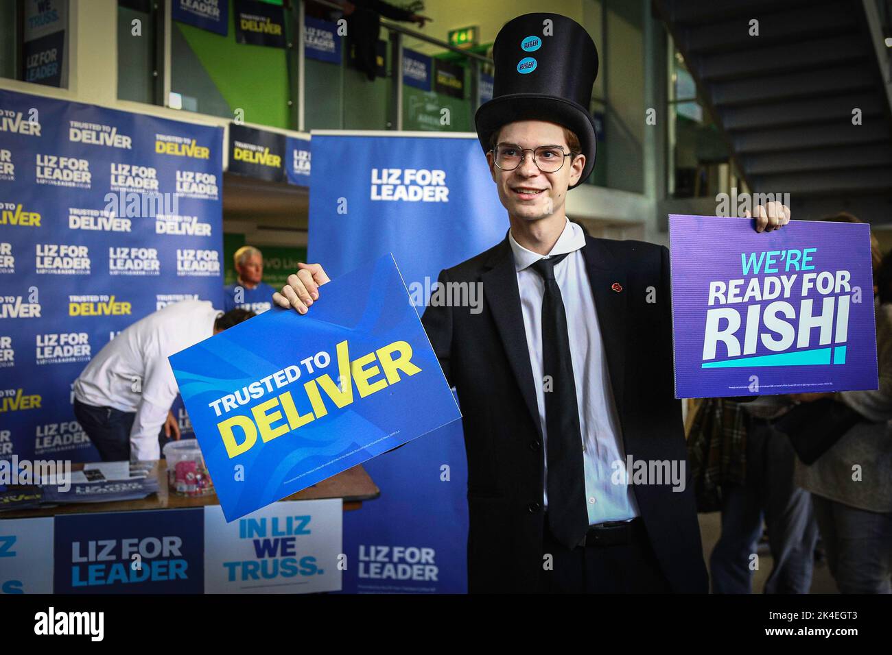 Un giovane membro del partito nell'abito di Rees Mogg alla finale delle marchette della leadership del Partito conservatore a Londra, Regno Unito Foto Stock