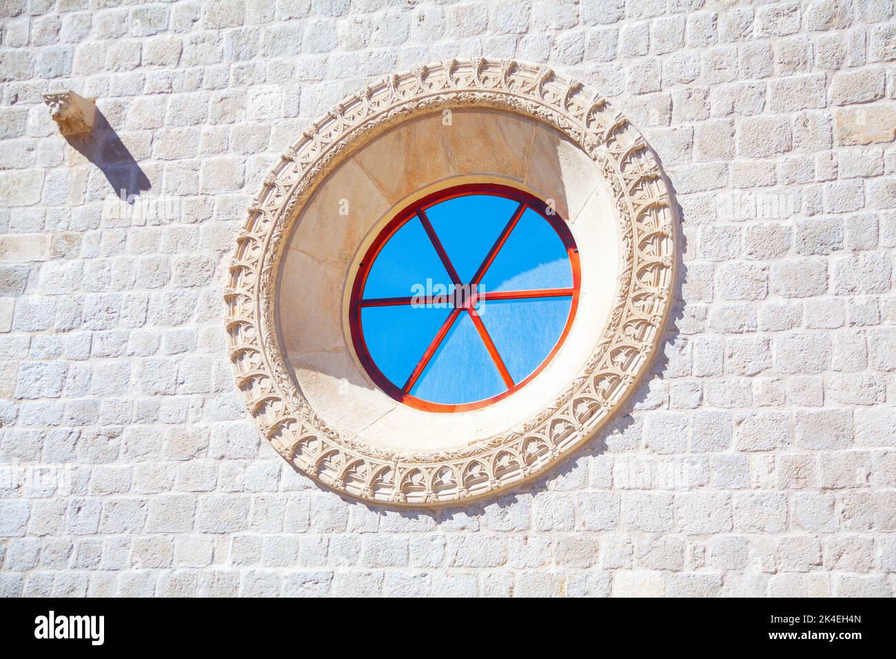 Finestra della chiesa circolare . Finestra rotonda della cattedrale con stucco Foto Stock