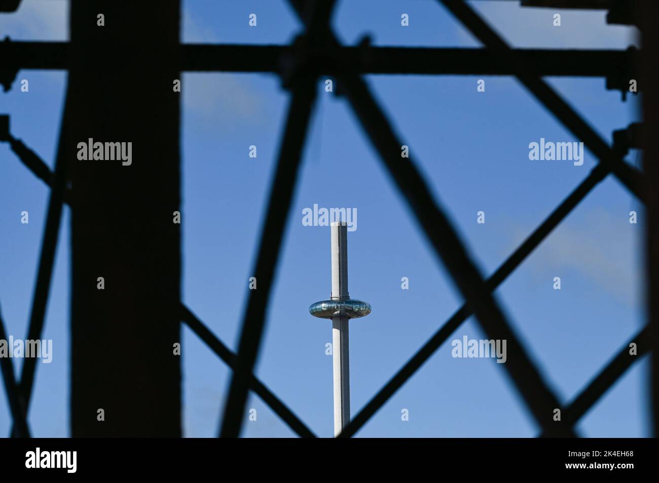 Brighton UK 2nd ottobre 2022 - il Brighton i360 sorge nel cielo blu dopo forti precipitazioni in anticipo, ma per il resto della giornata sono previste condizioni più snelle. : Credit Simon Dack / Alamy Live News Foto Stock