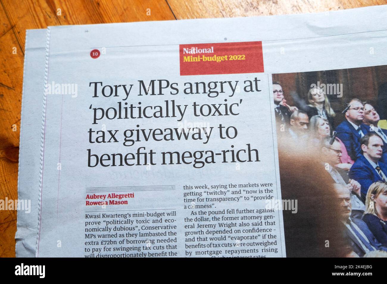 Mini-budget 2022 'Tory MPS arrabbiato a 'politicamente tossico' imposta omaggio a beneficio mega-ricchi' Guardian giornale clipping headline settembre 2022 Regno Unito Foto Stock