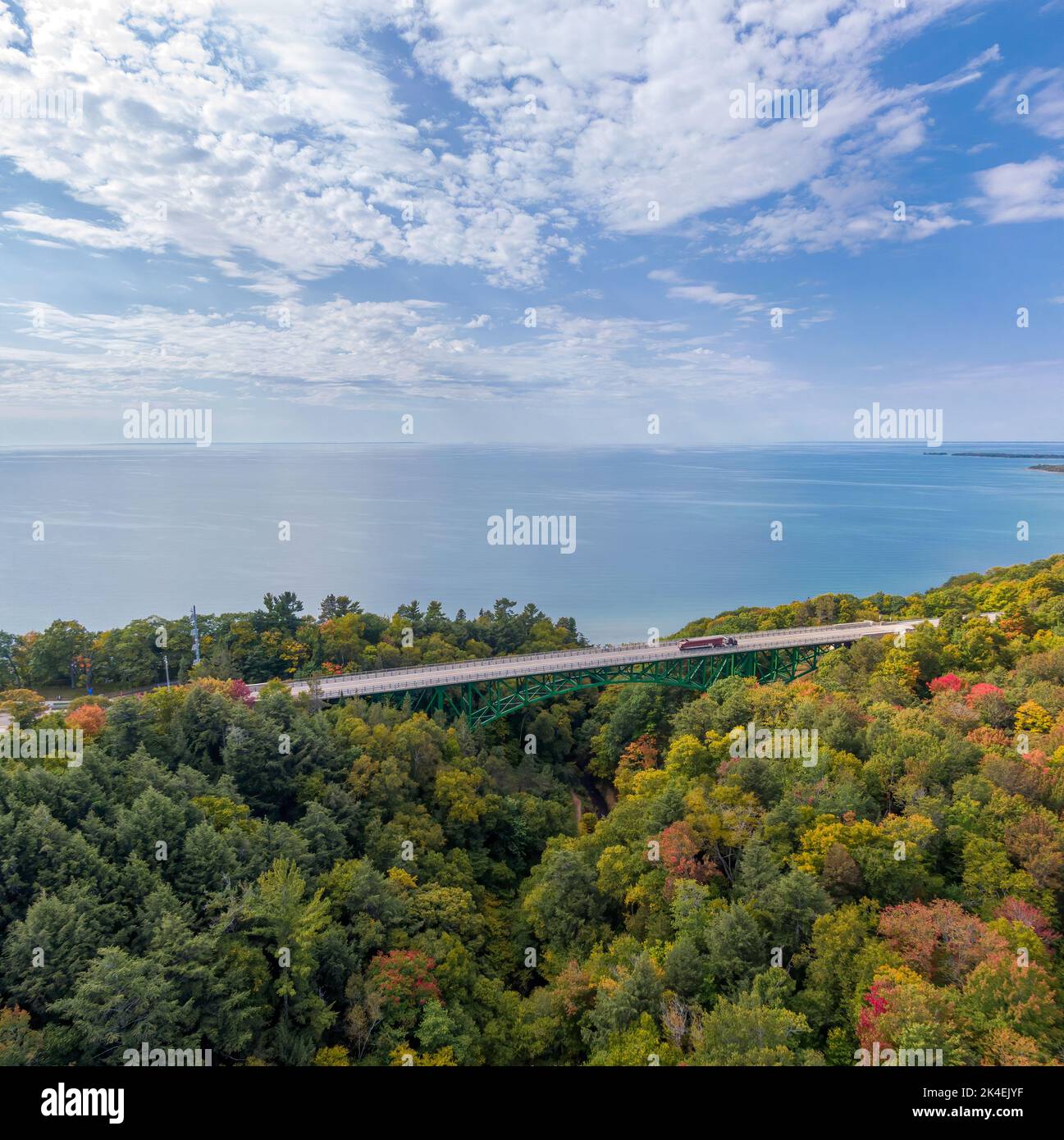 Vista aerea del ponte sul fiume Cut sull'autostrada US 22 con il lago Michigan sullo sfondo Foto Stock