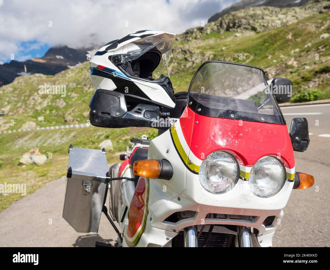 Una moto avventura in un passo di montagna nelle alpi Svizzere. Foto Stock