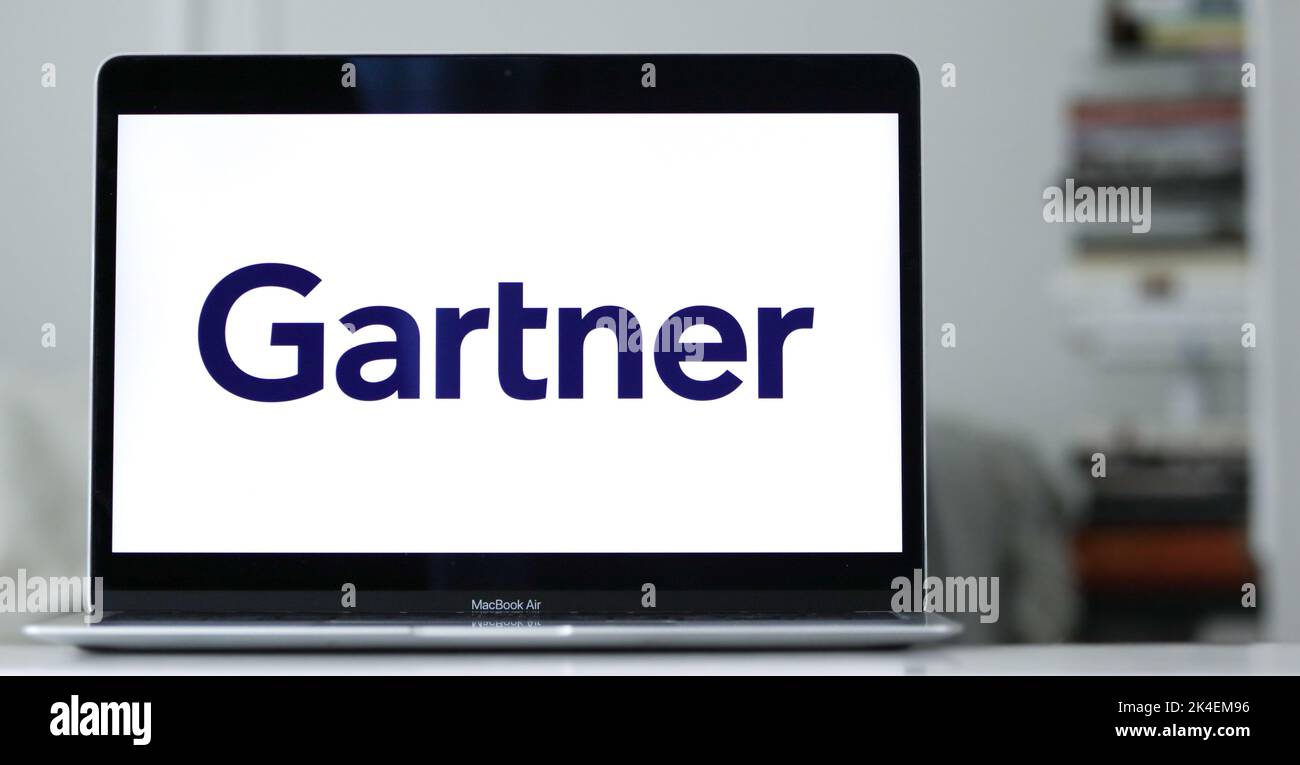 Il logo di Gartner, una società di ricerca e consulenza tecnologica S&P 500, viene visualizzato sullo schermo di un notebook. Foto Stock