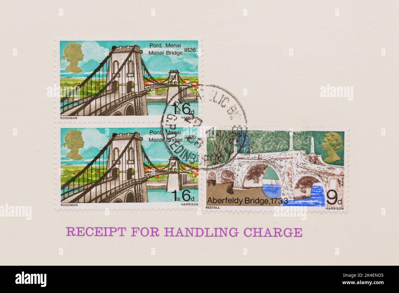 Set di 3 francobolli per il Regno Unito a partire dal 1968. Bloccato su una carta utilizzata per fornire una ricevuta per la gestione delle spese. GPO Philatelic Bureau Edinburgh con marchio postale. Foto Stock