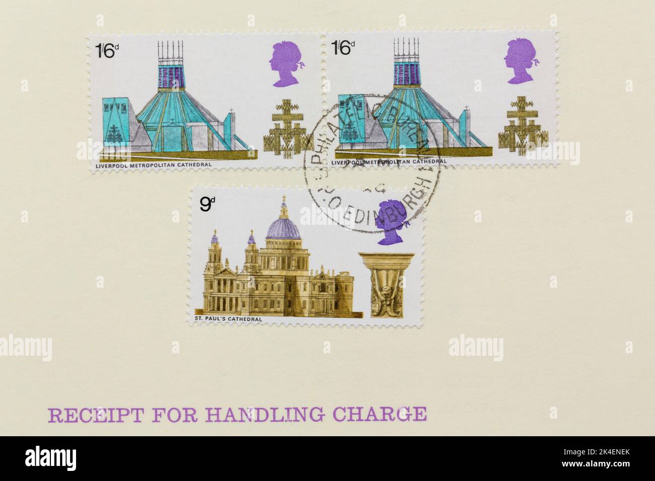 Set di 3 francobolli per il Regno Unito a partire dal 1969. Bloccato su una carta utilizzata per fornire una ricevuta per la gestione delle spese. GPO Philatelic Bureau Edinburgh con marchio postale. Foto Stock