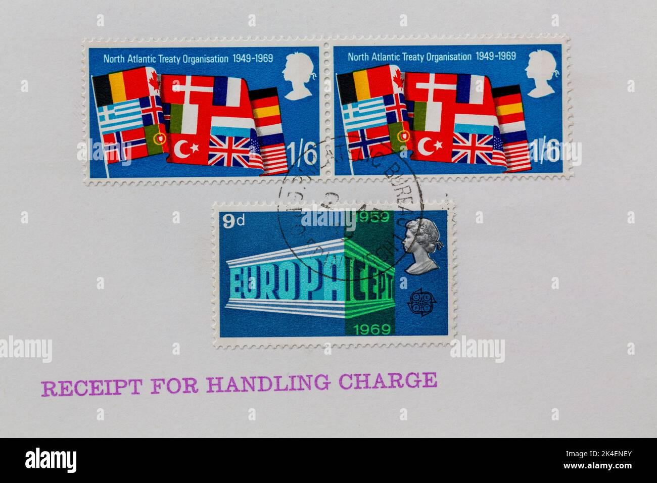 Set di tre francobolli britannici a partire dal 1969. Bloccato su una carta utilizzata per fornire una ricevuta per la gestione delle spese. GPO Philatelic Bureau Edinburgh con marchio postale. Foto Stock