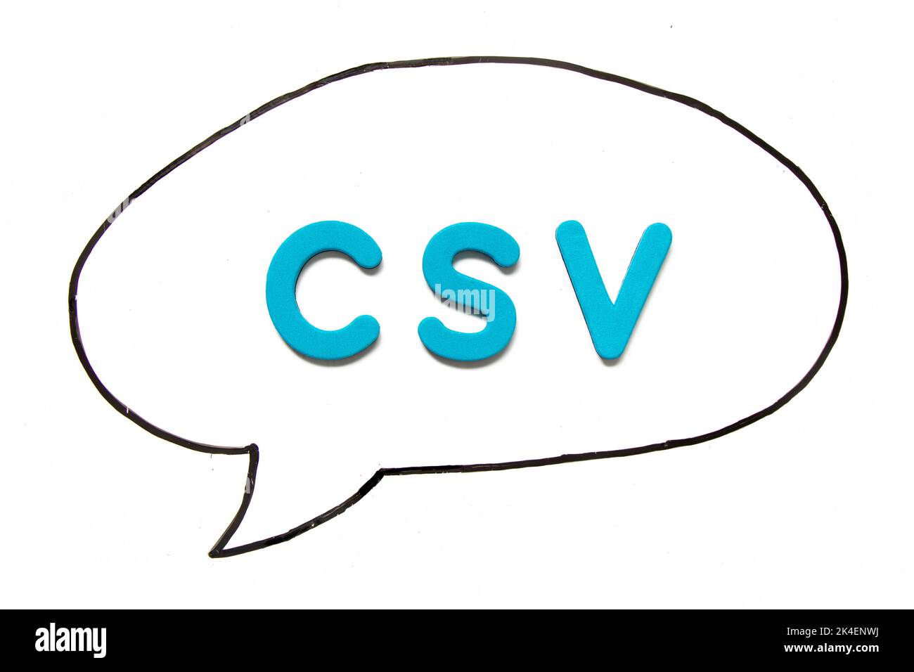 Lettera dell'alfabeto con la parola CSV (abbreviazione di computer System Validation o valori separati da virgole) nel disegno a mano con linea nera come fumetto su wh Foto Stock