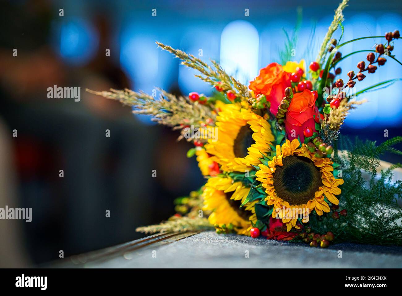 Il bouquet di nozze di girasole si trova su una tabella della cerimonia nuziale nella chiesa fuoco selettivo Foto Stock