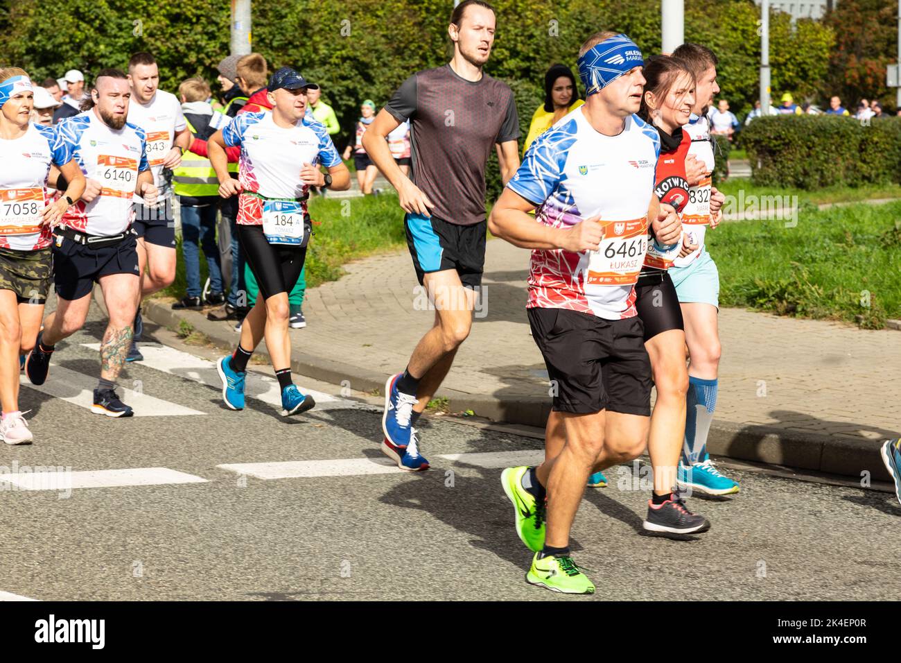 Slesia Marathon 2022, Katowice, Slesia, Polonia. Ottobre 02, 2022. Maratona di Slesia 2022. Maratoneta che corre per le strade di Katowice Foto Stock