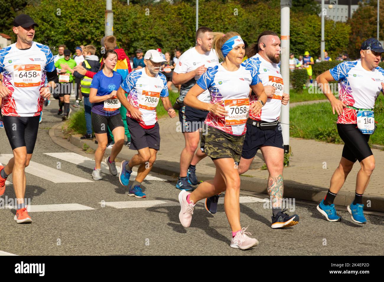 Slesia Marathon 2022, Katowice, Slesia, Polonia. Ottobre 02, 2022. Maratona di Slesia 2022. Maratoneta che corre per le strade di Katowice Foto Stock