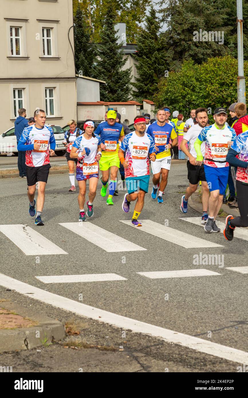 Slesia Marathon 2022, Katowice, Slesia, Polonia. Ottobre 02, 2022. Maratona di Slesia 2022. Maratoneta che corre per le strade di Katowice Foto Stock