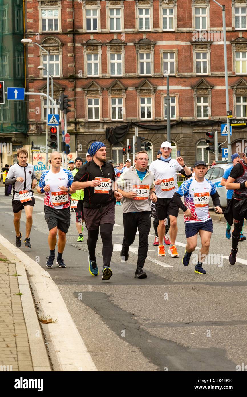 Slesia Marathon 2022, Katowice, Slesia, Polonia. Ottobre 02, 2022. Maratona di Slesia 2022. Maratoneta che corre per le strade di Katowice Foto Stock