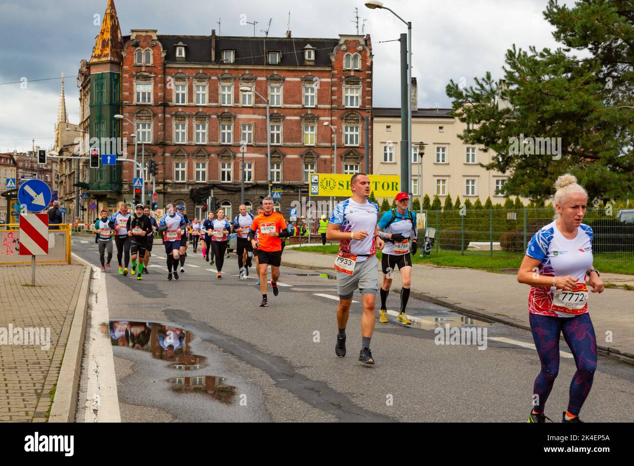 Slesia Marathon 2022, Katowice, Slesia, Polonia. Ottobre 02, 2022. Maratona di Slesia 2022. Maratoneta che corre per le strade di Katowice Foto Stock