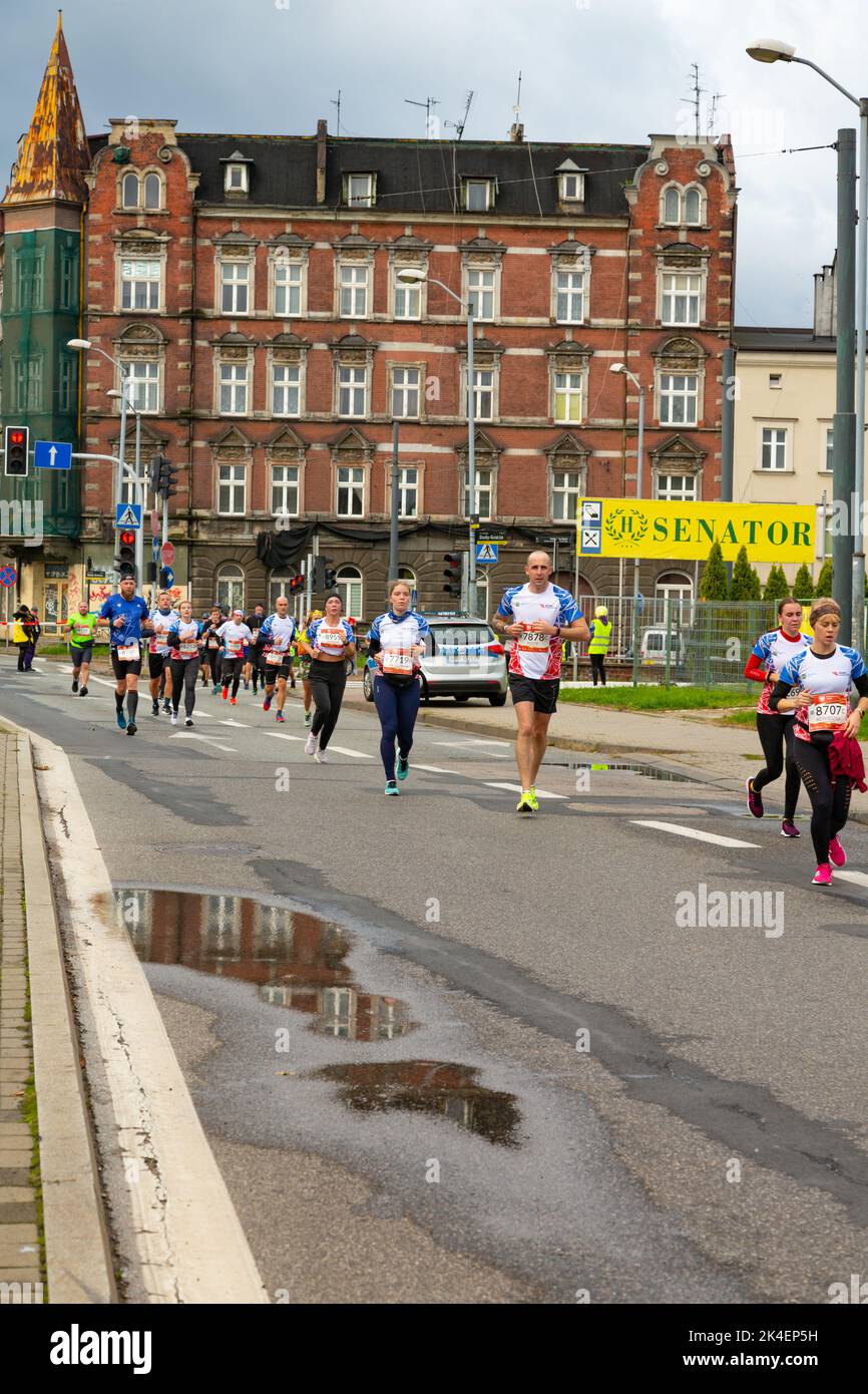 Slesia Marathon 2022, Katowice, Slesia, Polonia. Ottobre 02, 2022. Maratona di Slesia 2022. Maratoneta che corre per le strade di Katowice Foto Stock
