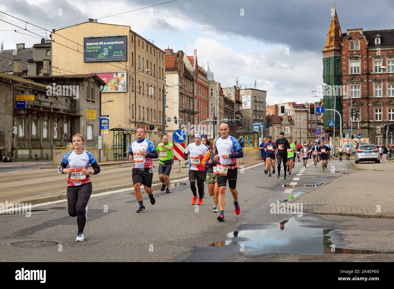 Slesia Marathon 2022, Katowice, Slesia, Polonia. Ottobre 02, 2022. Maratona di Slesia 2022. Maratoneta che corre per le strade di Katowice Foto Stock