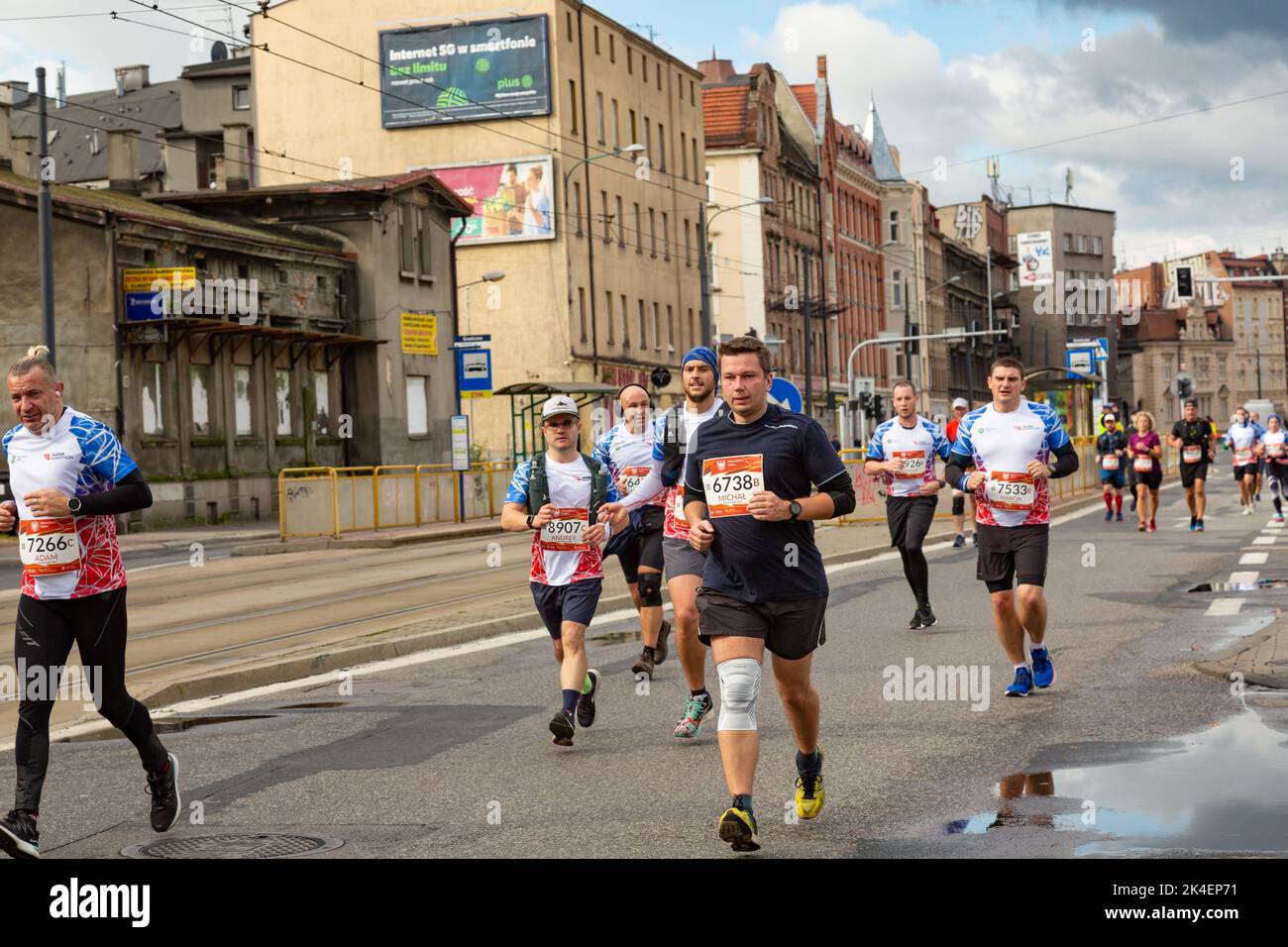 Slesia Marathon 2022, Katowice, Slesia, Polonia. Ottobre 02, 2022. Maratona di Slesia 2022. Maratoneta che corre per le strade di Katowice Foto Stock