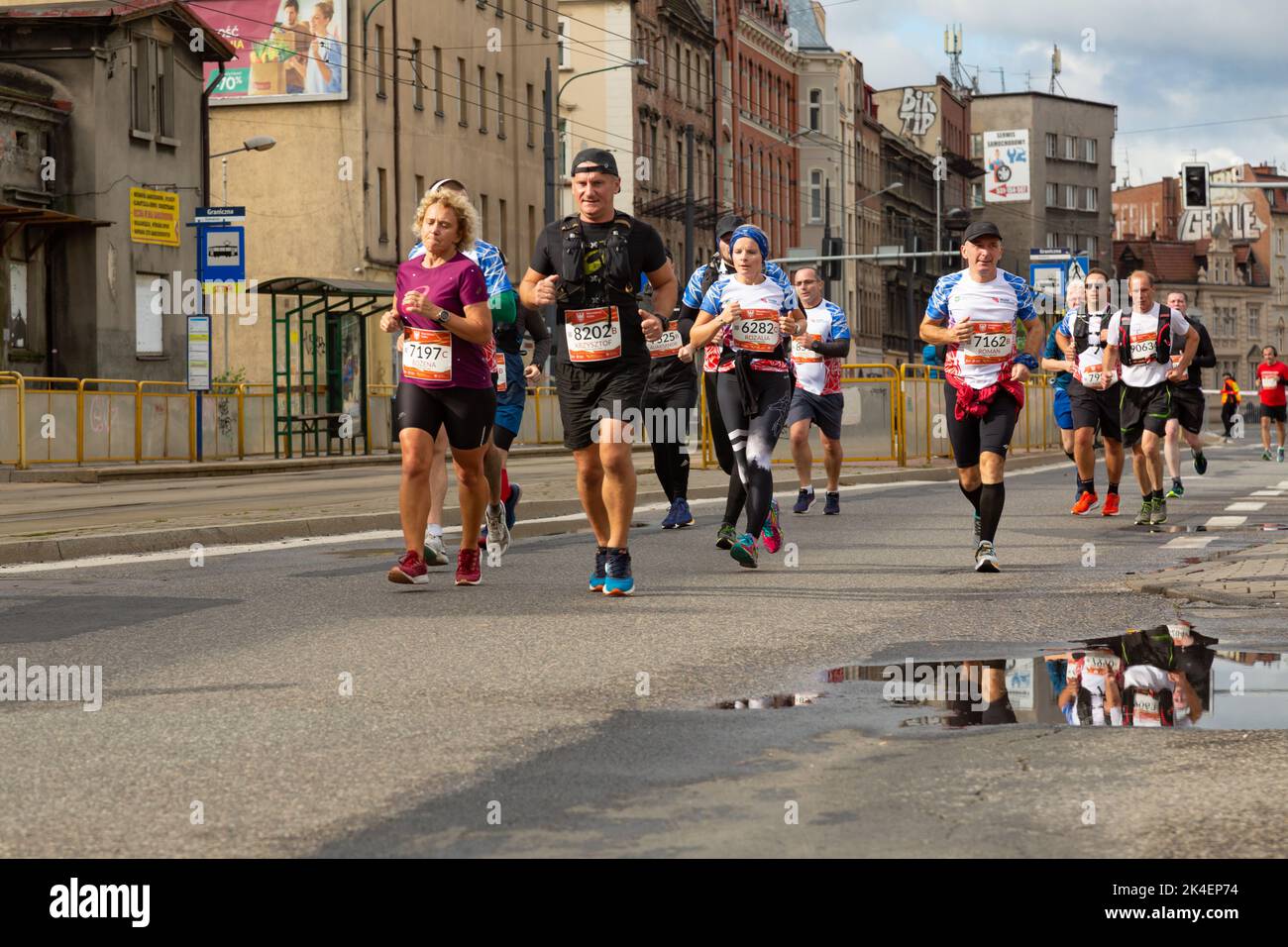 Slesia Marathon 2022, Katowice, Slesia, Polonia. Ottobre 02, 2022. Maratona di Slesia 2022. Maratoneta che corre per le strade di Katowice Foto Stock