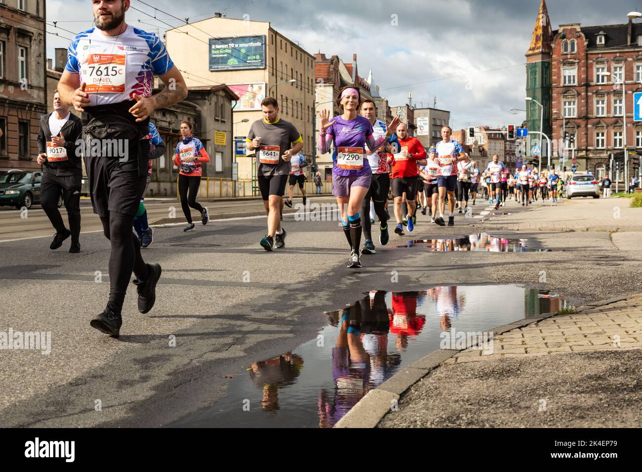 Slesia Marathon 2022, Katowice, Slesia, Polonia. Ottobre 02, 2022. Maratona di Slesia 2022. Maratoneta che corre per le strade di Katowice Foto Stock