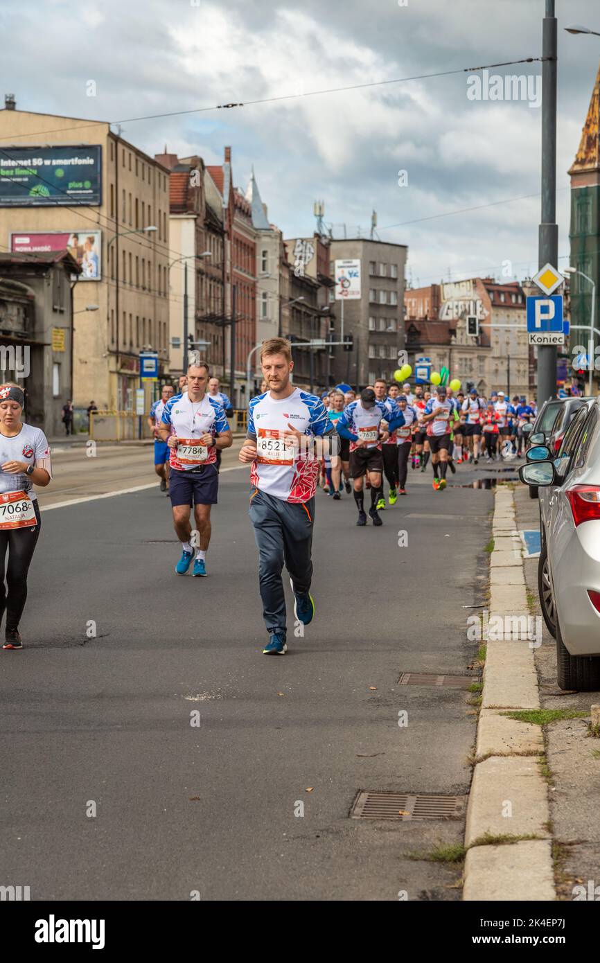 Slesia Marathon 2022, Katowice, Slesia, Polonia. Ottobre 02, 2022. Maratona di Slesia 2022. Maratoneta che corre per le strade di Katowice Foto Stock