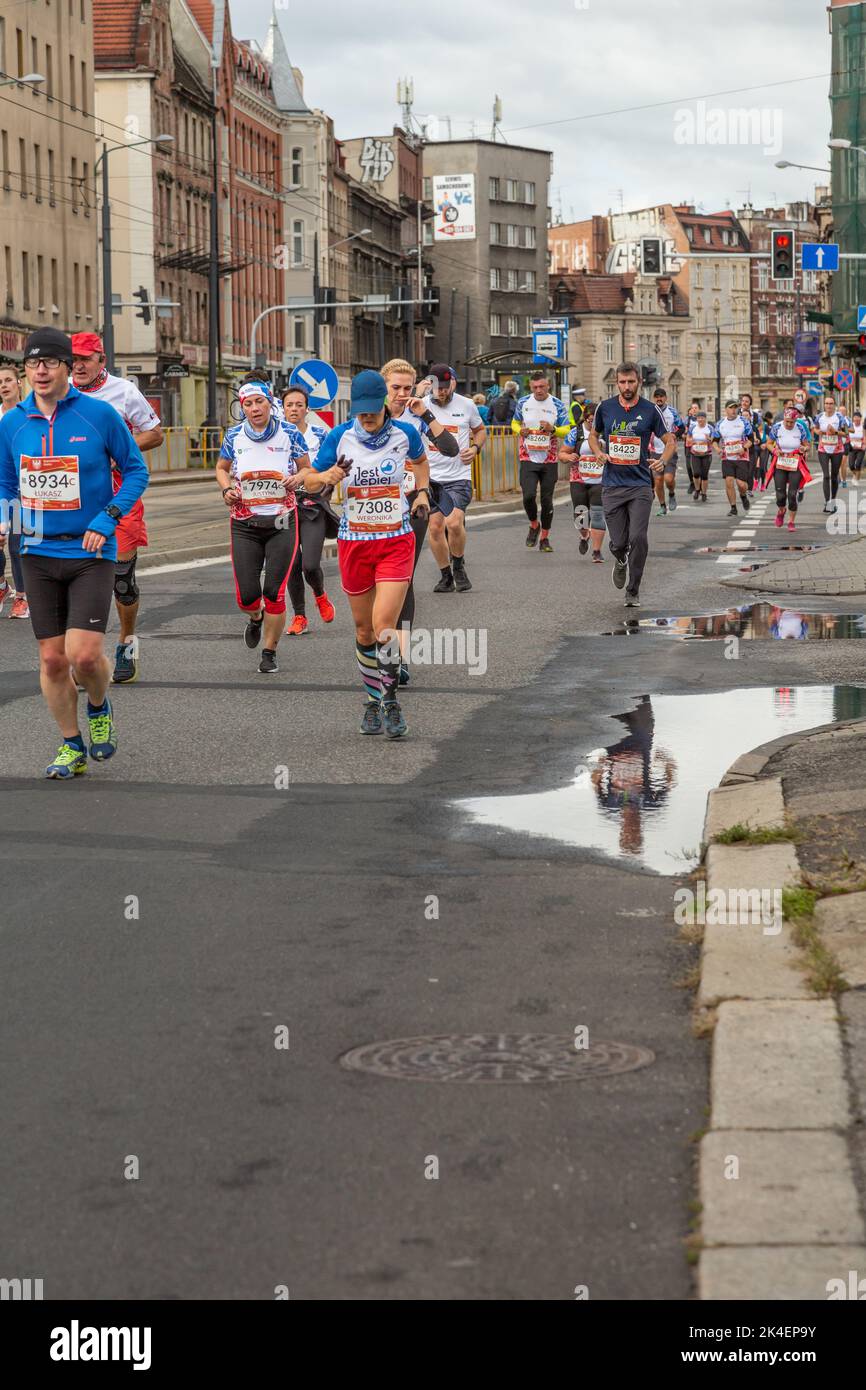 Slesia Marathon 2022, Katowice, Slesia, Polonia. Ottobre 02, 2022. Maratona di Slesia 2022. Maratoneta che corre per le strade di Katowice Foto Stock