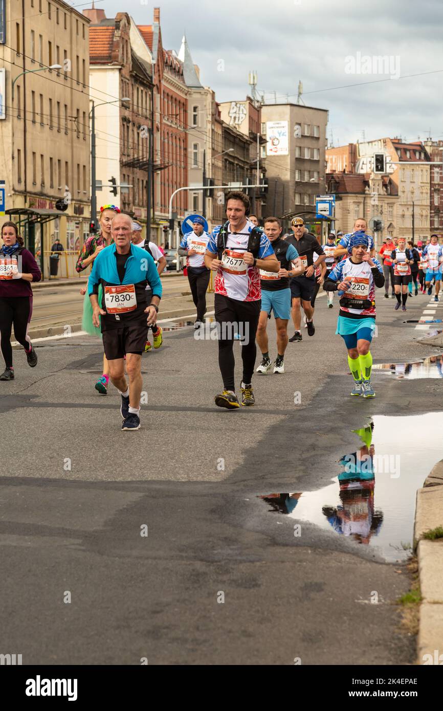 Slesia Marathon 2022, Katowice, Slesia, Polonia. Ottobre 02, 2022. Maratona di Slesia 2022. Maratoneta che corre per le strade di Katowice Foto Stock