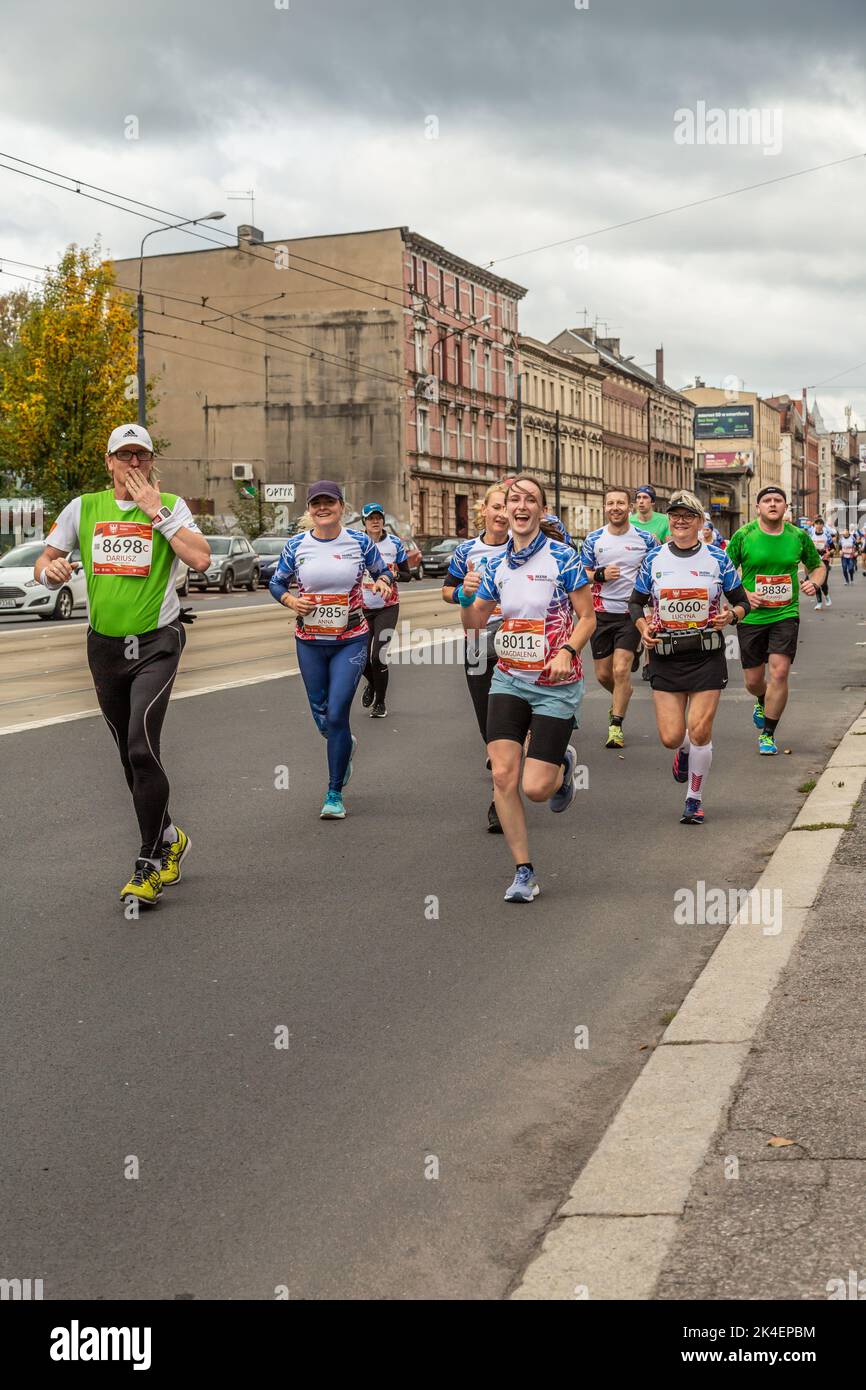 Slesia Marathon 2022, Katowice, Slesia, Polonia. Ottobre 02, 2022. Maratona di Slesia 2022. Maratoneta che corre per le strade di Katowice Foto Stock