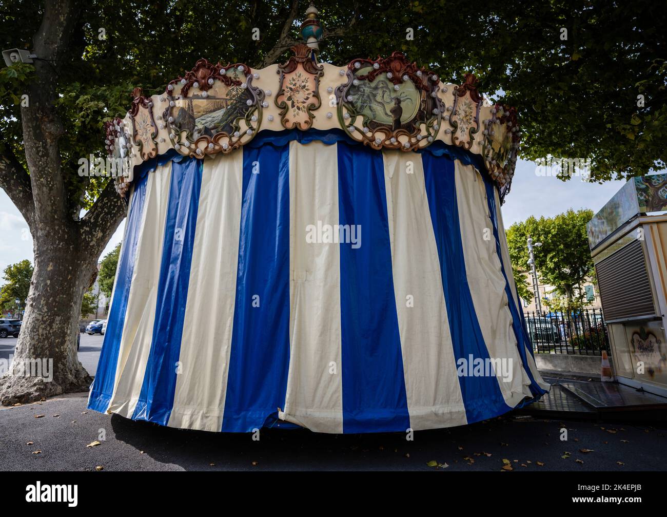 Giro in giostra chiuso a San Remy, Provenza, Francia. Foto Stock