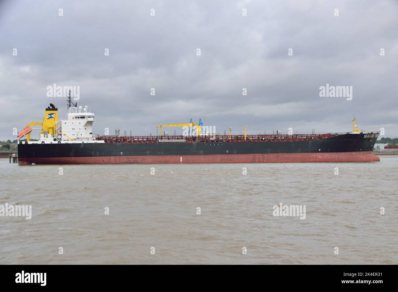 Petrolio prodotti Tanker SEACOD visto scaricare al Grays Terminal Jetty sul Tamigi nel Porto di Londra Foto Stock