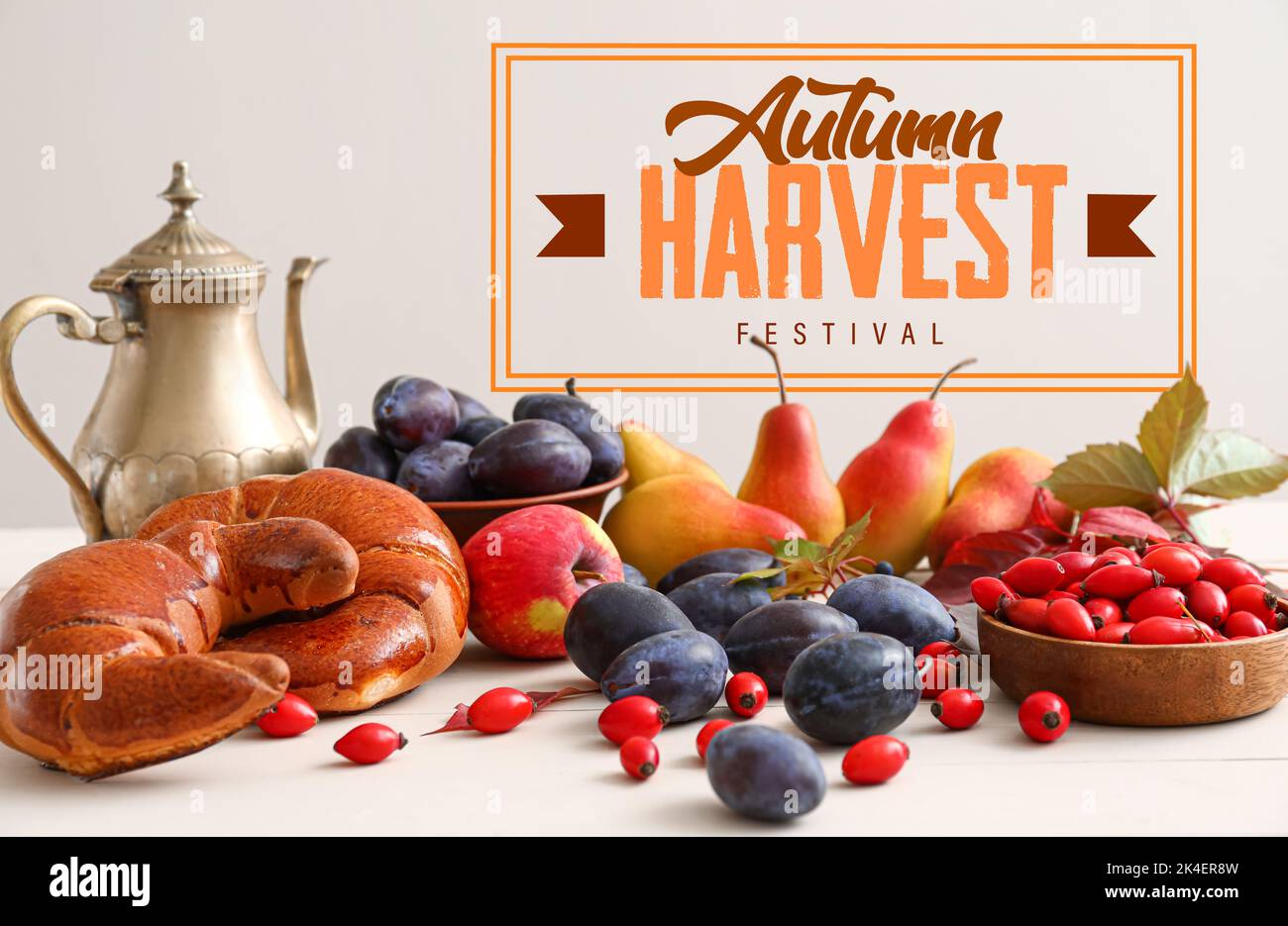Bella composizione con diversi frutti, mezzenti e teiera su tavola bianca. Festa del raccolto autunnale Foto Stock