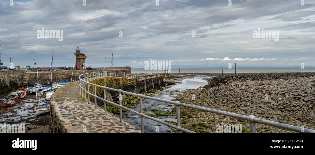 LYNMOUTH, DEVON, 11 2022 SETTEMBRE: Barche nel porto di Lynmouth con bassa marea. Foto Stock