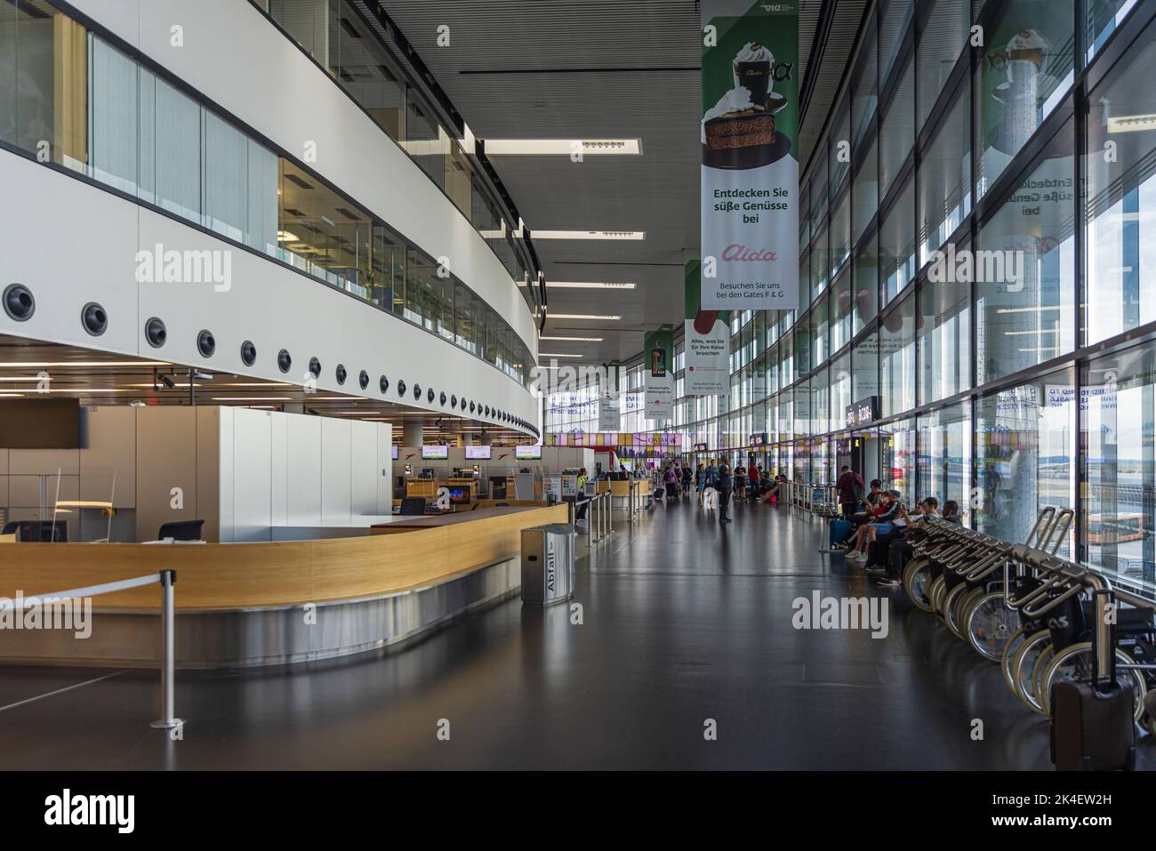 Vienna, Austria - SETTEMBRE 2022: Edificio del Terminal 3 dell'Aeroporto Schwechat di Vienna. L'aeroporto di Vienna è il più grande aeroporto dell'Austria e un importante hub Foto Stock