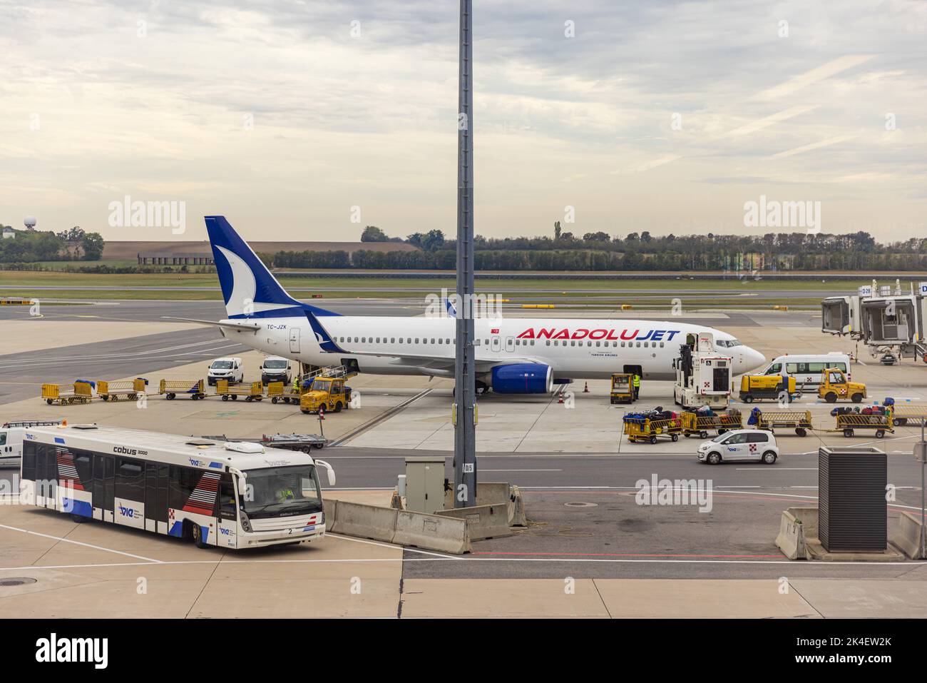 VIENNA, AUSTRIA - 14 SETTEMBRE 2022: Anadolu Jet all'aeroporto Schwechat di Vienna. L'aeroporto di Vienna è il più grande aeroporto dell'Austria e un importante hub Foto Stock