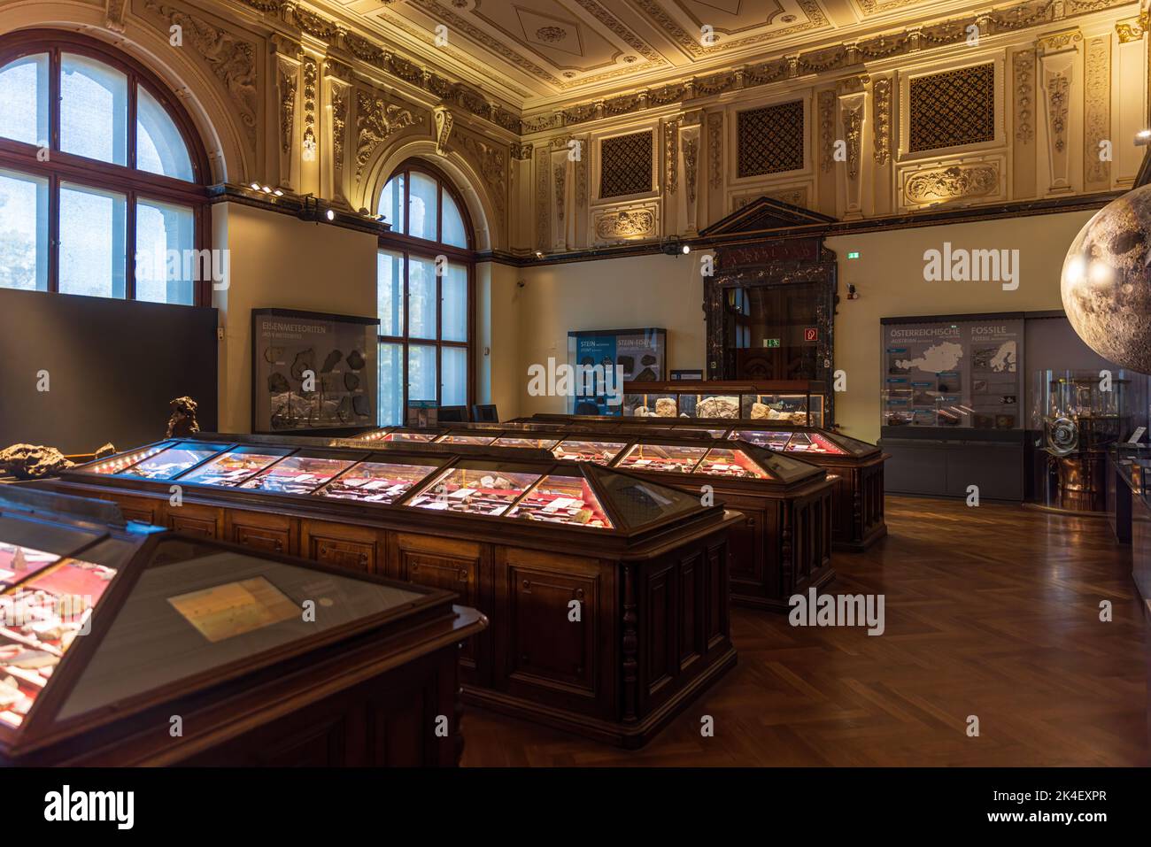 VIENNA, AUSTRIA - 13 SETTEMBRE 2022: Collezione di meteoriti al Museo di Storia Naturale di Vienna Foto Stock