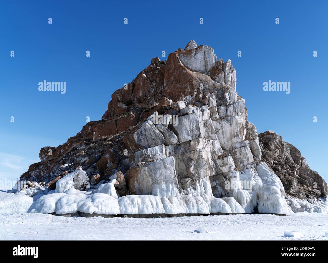 Splendido paesaggio invernale con grotta di ghiaccio blu e ghiaccioli limpidi. Lago Baikal, Russia. Naturale sfondo invernale. Foto Stock