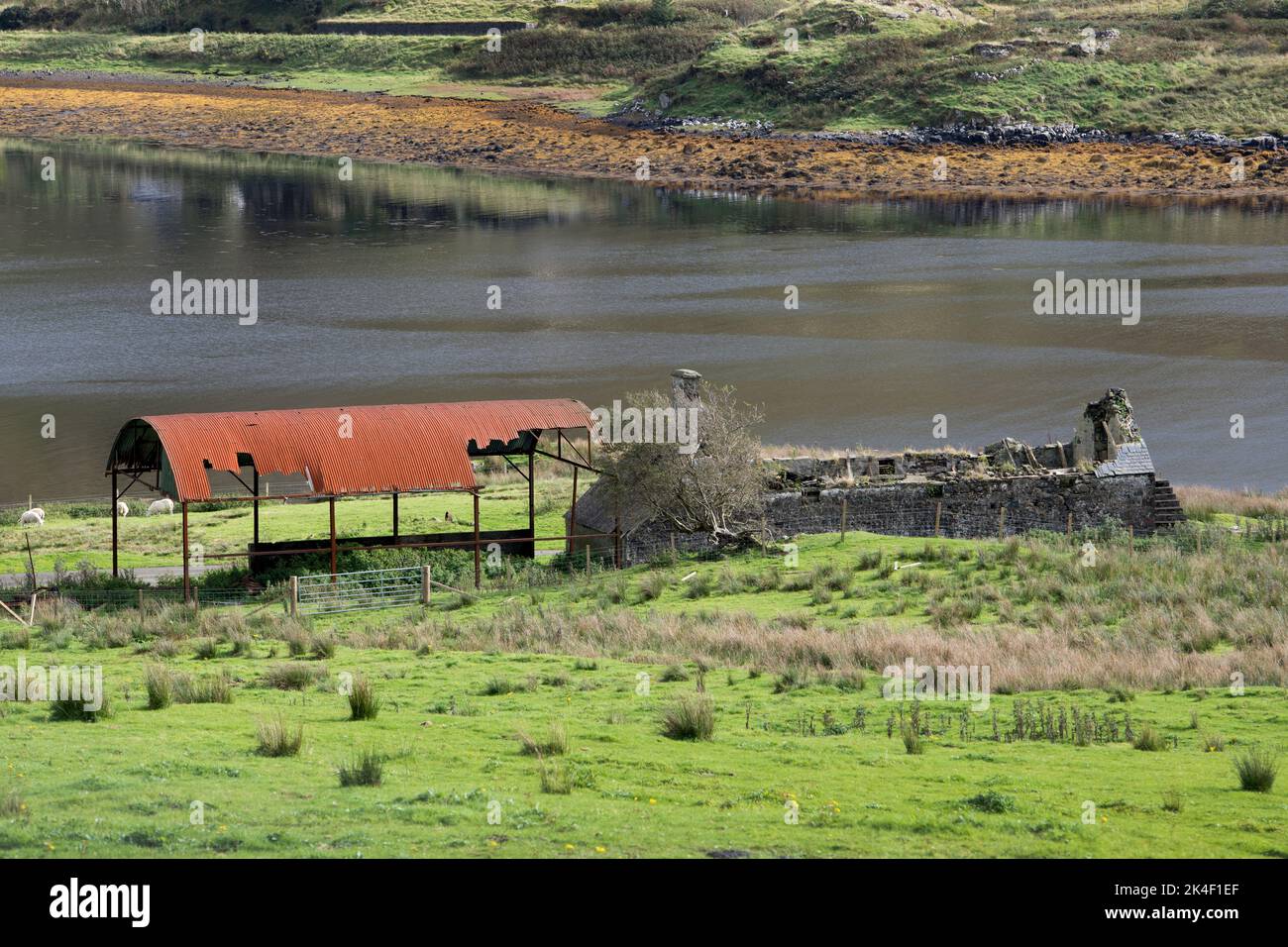 Vecchi edifici agricoli vicino al lago sull'Isola di Skye Scozia Foto Stock